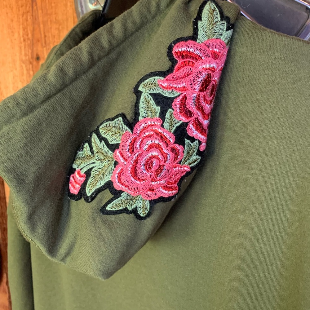 Carbon Army Green Floral Embroidered Short Sleeve Pullover Hoodie Size XL